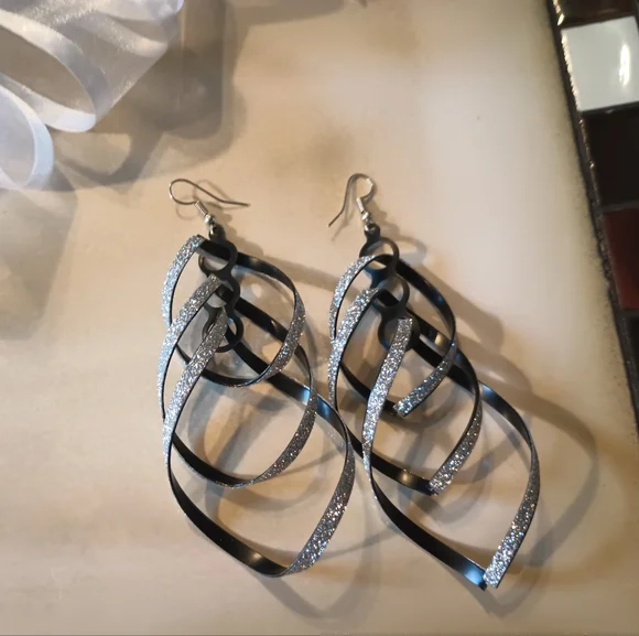 Swirl Geometric Earrings - Picture 4 of 10